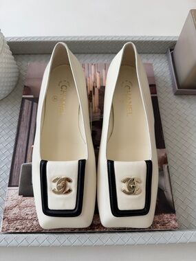 Chanel SS 26 Blazy Ivory Lambskin Square Toe CC Logo Turn-lock Ballet Flats